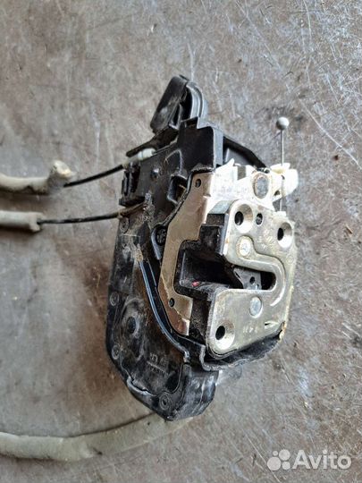 Замок двери передний левый Nissan Teana