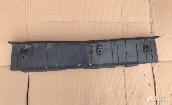 Nissan Primera P12 накладка замка багажника