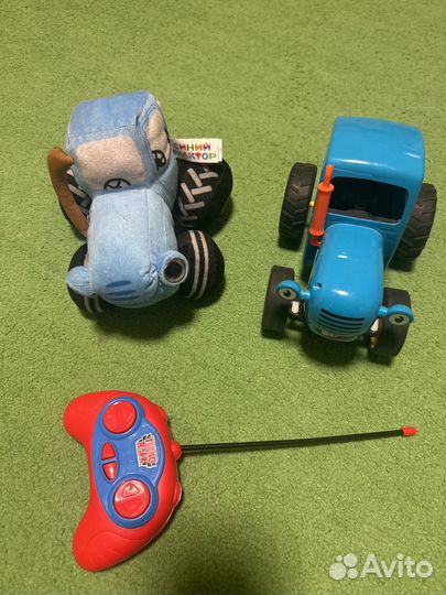 Два синих трактора