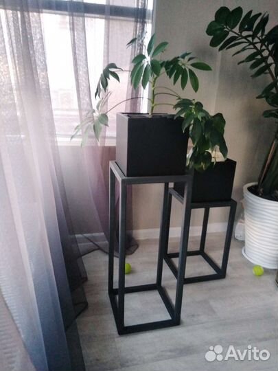 Подставка под цветы металлическая