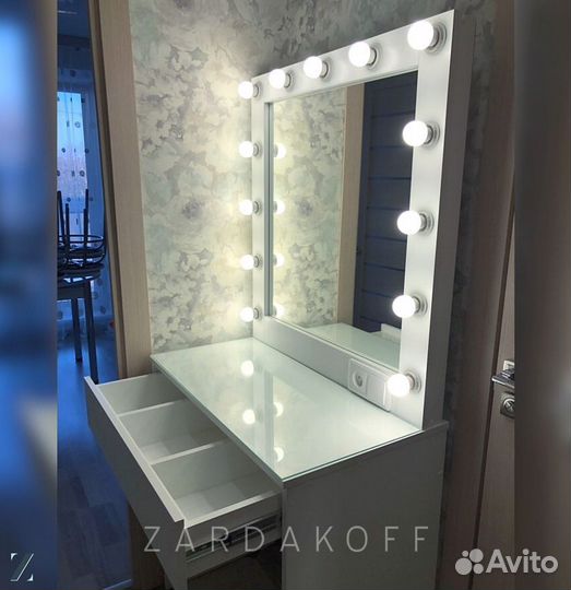 Туалетный столик с гримерным зеркалом с подсветкой