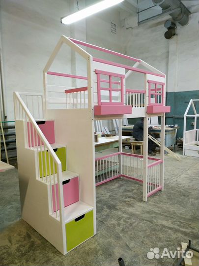 Кровать чердак домик с лестницей комодом