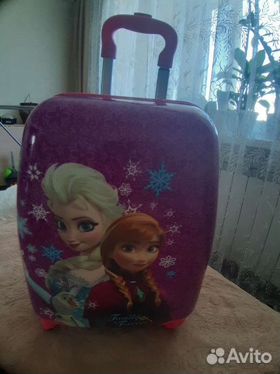 Детский чемодан на колесиках