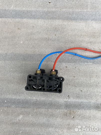 Блок клапанов пневмоподвески BMW X5 E53