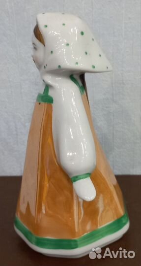 Фарфоровая статуэтка Девочка в платочке.Дулево