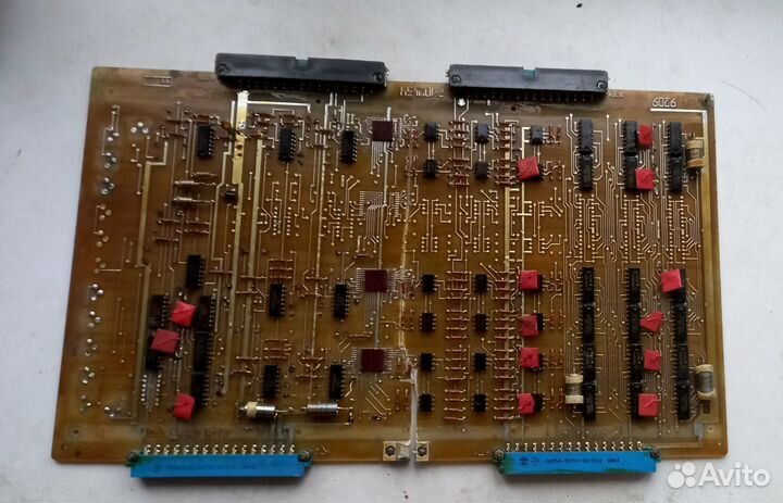 Плата с разъёмами и микросхемами