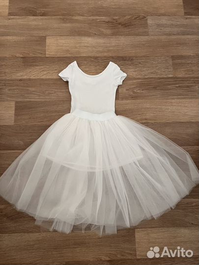 Продам праздничый костюм в белом цвете