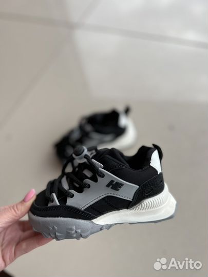 Кроссовки новые 22