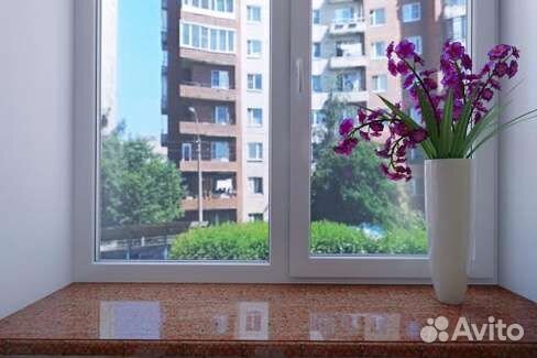 Пластиковые окна с цветными подоконниками