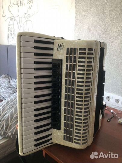 Аккордеон Weltmeister Saphir 4/4