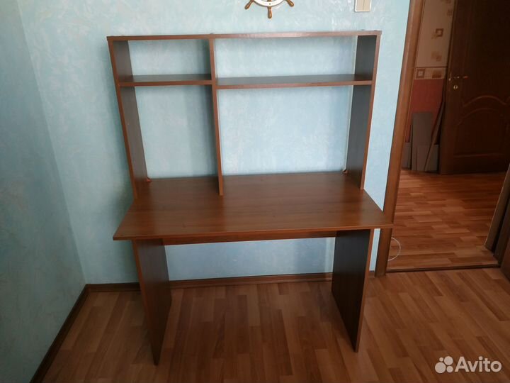 Компьютерный стол с полками 110 х 60.Цвет - орех