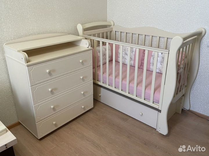 Детская кроватка и пеленальный комод