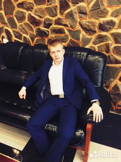 Диджей с оборудованием