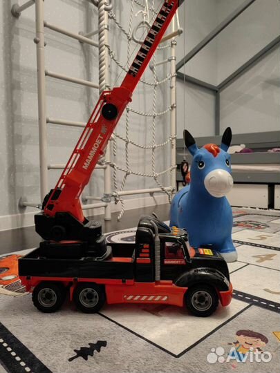 Большой подъёмный кран