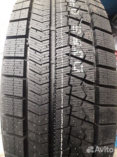 Bridgestone Blizzak VRX2 215/55 R17 96S