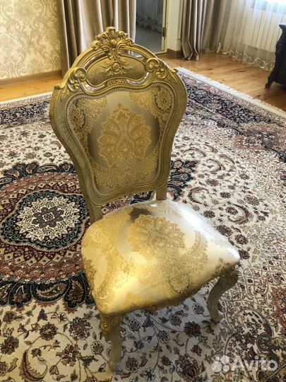 Стол и стулья