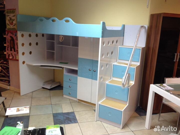 Детская кровать с столом и шкафом
