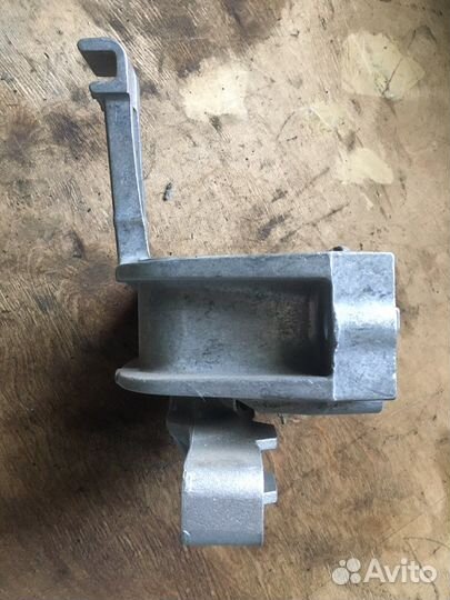 Подушка кронштейн опора двигателя Skoda Octavia A7