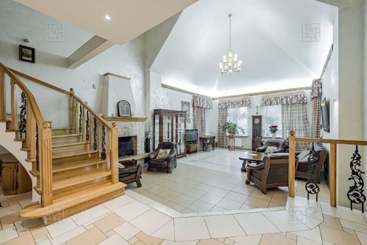 7-к. квартира, 310 м², 3/3 эт.