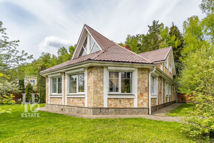 Дом 236 м² на участке 7,2 сот.