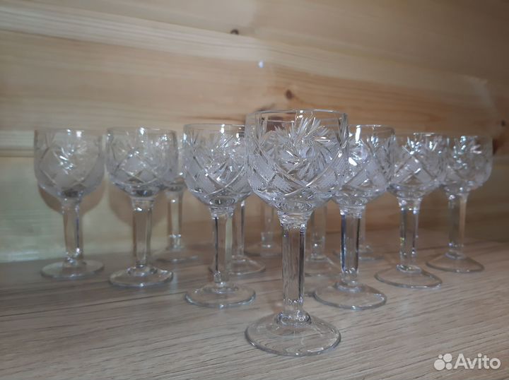 Хрустальные рюмки на высокой ножке