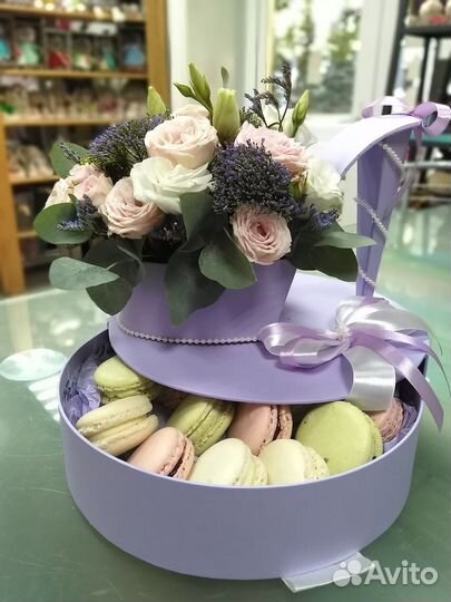 Сладкие букеты из конфет и живых цветов