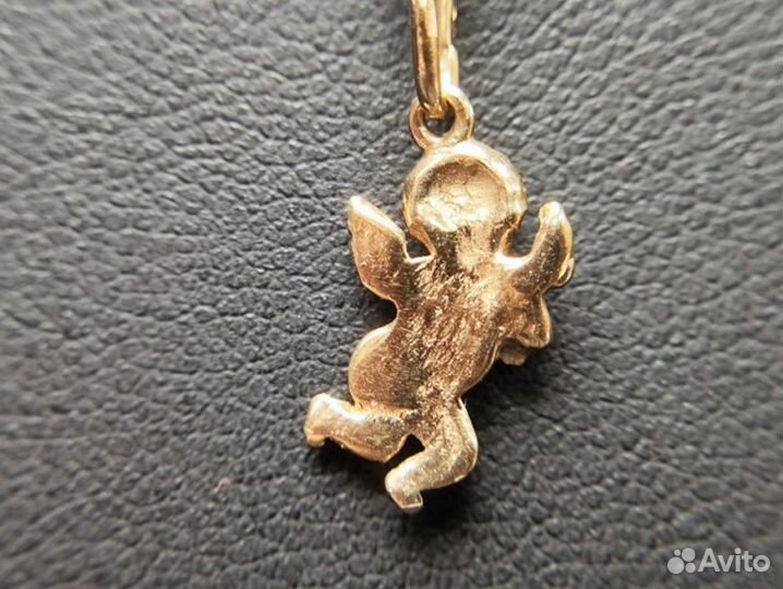 Золотой кулон 585 пробы массой 0.9 грамм