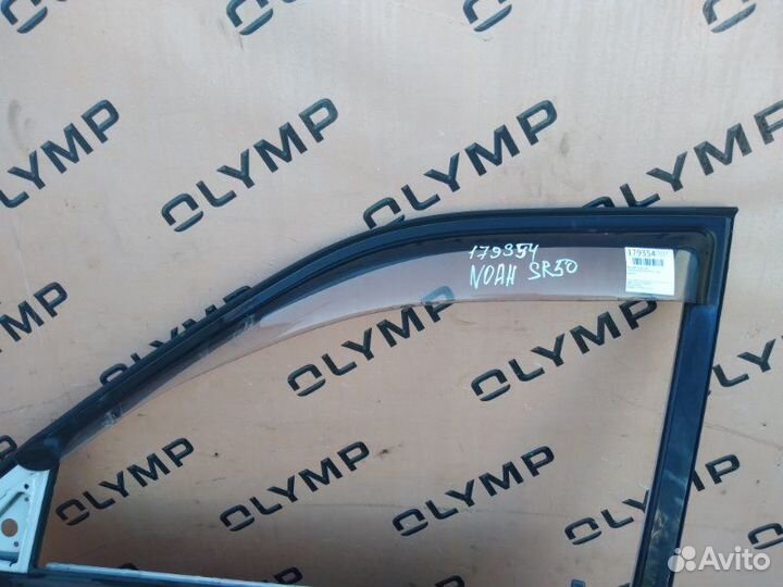 Ветровик передний левый Toyota Noah SR50 3S-FE