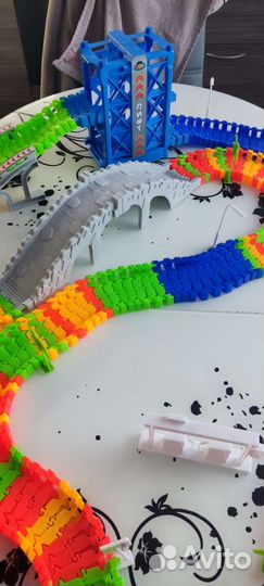 Гибкий трек с лифтом и парковкой без машин