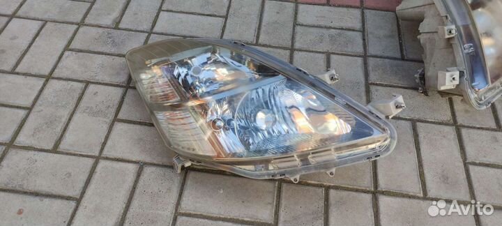 Toyota isis фара