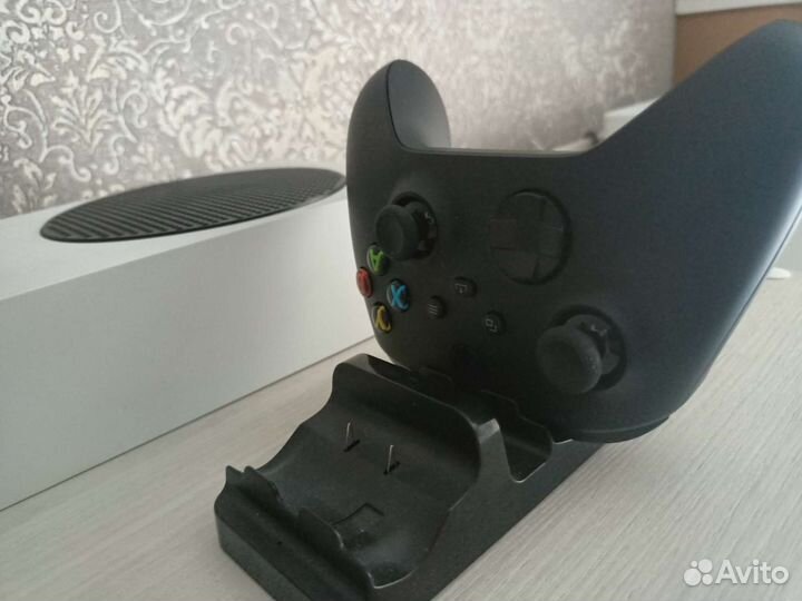 Xbox series s два геймпада+куча игр