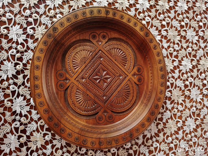 Тарелка резная, настенная, ручная работа. Дерево