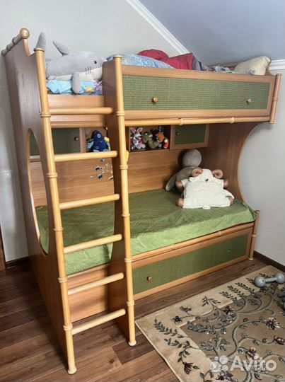 Письменный стол и шкаф и кравать двухъярусная