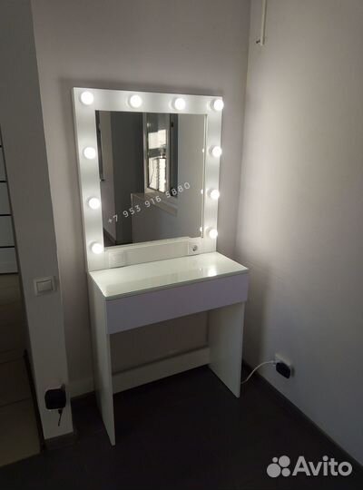 Туалетный столик с зеркалом