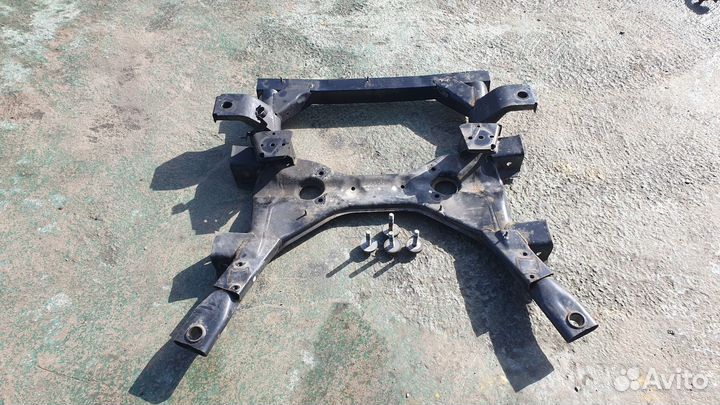 Подрамник на Mercedes-Benz W639