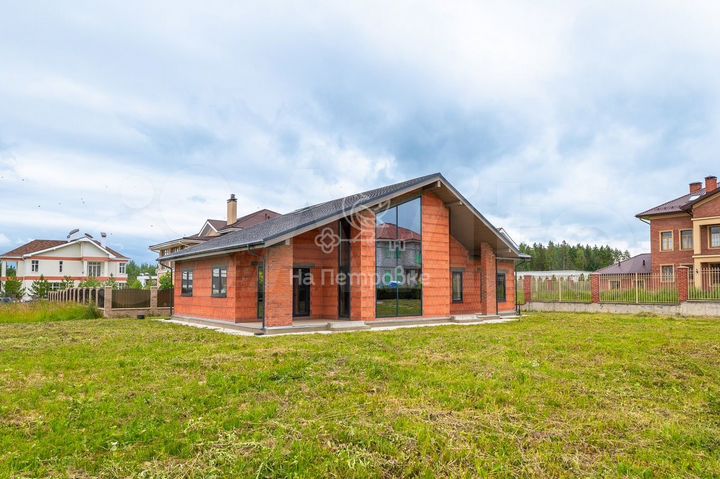 Коттедж 282 м² на участке 15 сот.