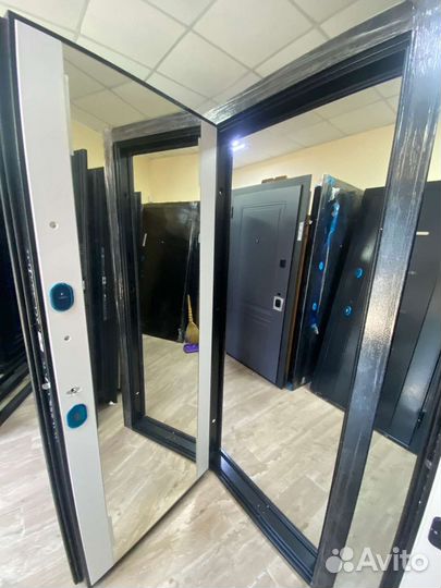 Входная дверь с зеркалом