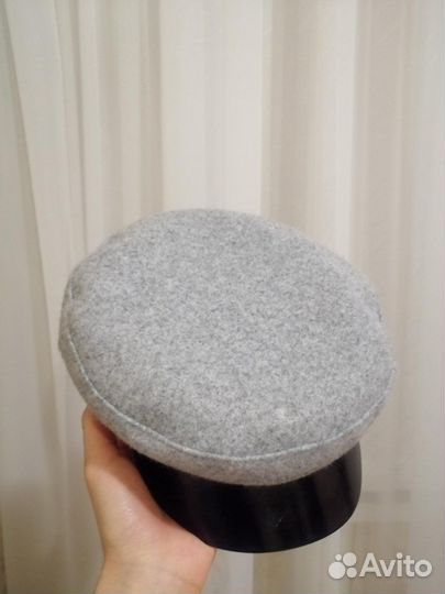 Берет демисезонный серый с козырьком или кепка