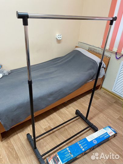 Вешалка для одежды напольная металлическая