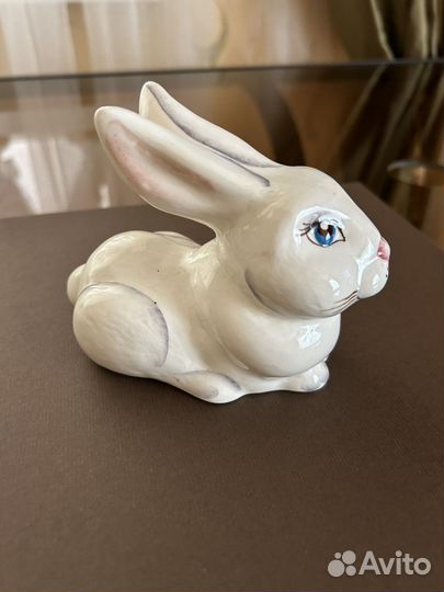 Керамические статуэтка. Заяц новогодний декор
