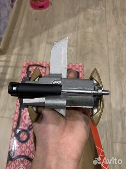 Гидронятяжитель (фазорегулятор) цепи