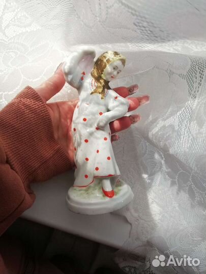 Фарфоровая статуэтка