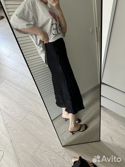 Атласная юбка миди