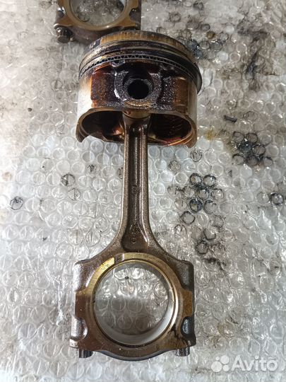 Поршень с шатуном Mazda 626 323 1.8 FP