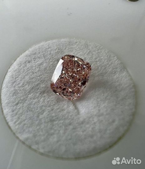 Розовый лабораторный бриллиант в огранке кушон