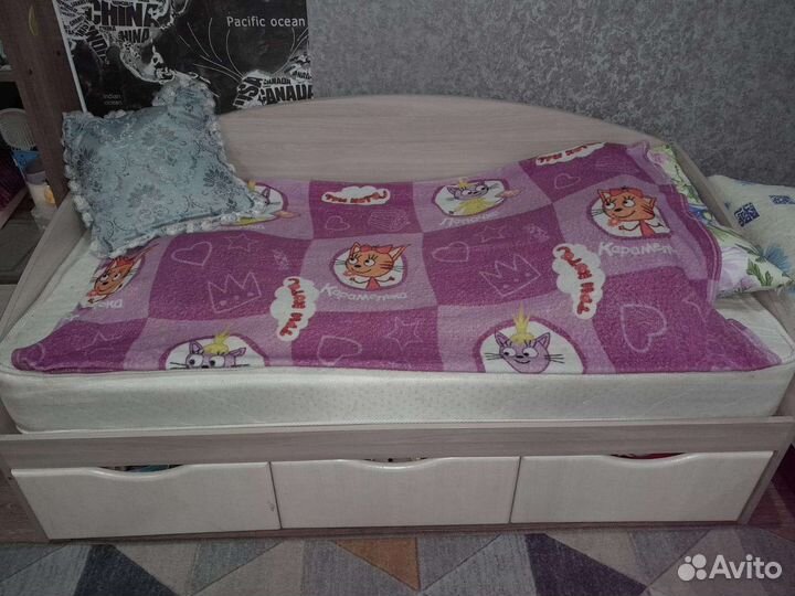 Детская кроватка и комод