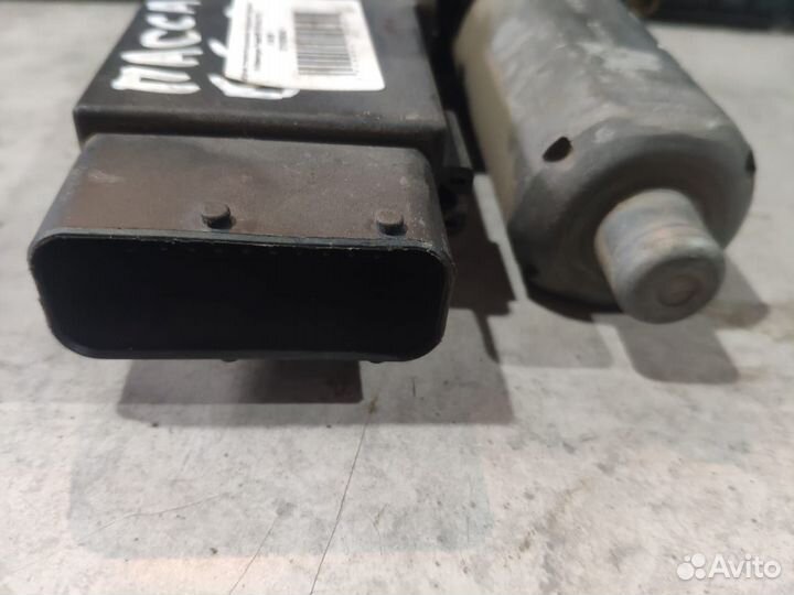 Моторчик стеклоподъемника передний правый Volkswag