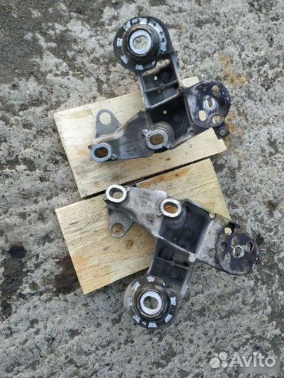 Кронштейн опоры двигателя правый Audi A4 B7