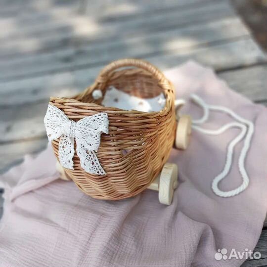 Коляска для кукол плетеная