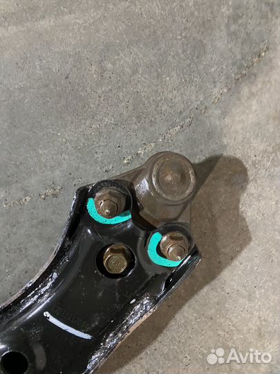 Нижний передний правый рычаг Хонда црв 2013г